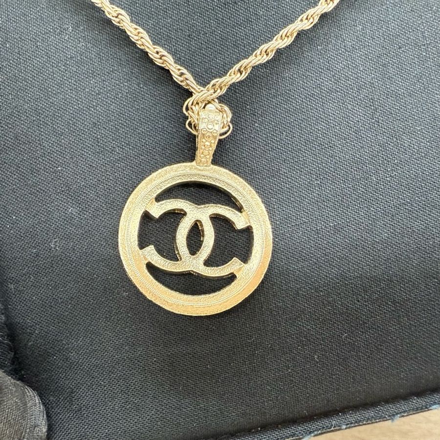 Chanel 珍珠圓框內雙C淡金釦項鍊-8