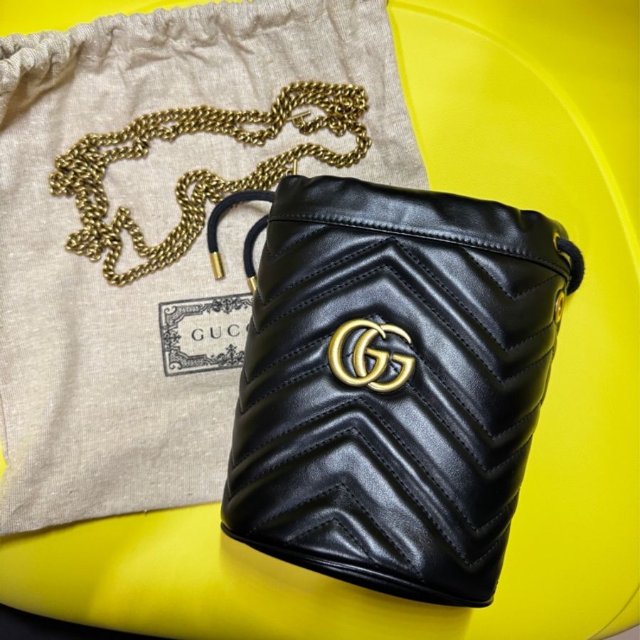GUCCI GG Marmont金色雙G LOGO山字車紋小牛皮斜背水筒包(迷你-黑)-1