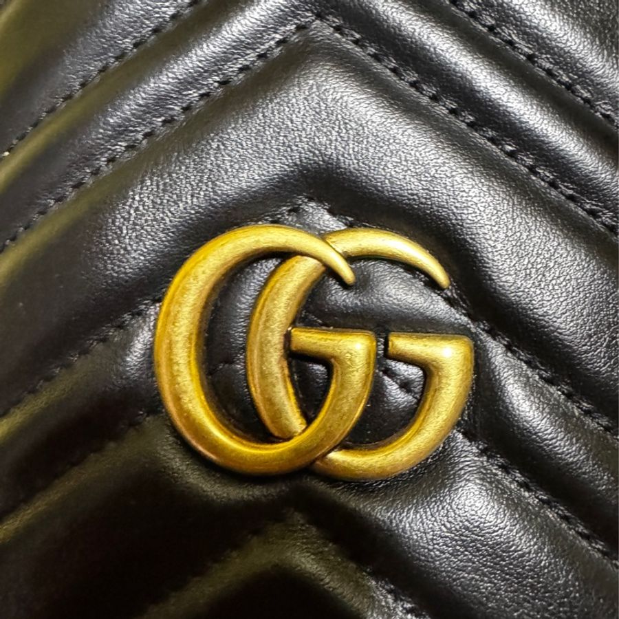 GUCCI GG Marmont金色雙G LOGO山字車紋小牛皮斜背水筒包(迷你-黑)-4
