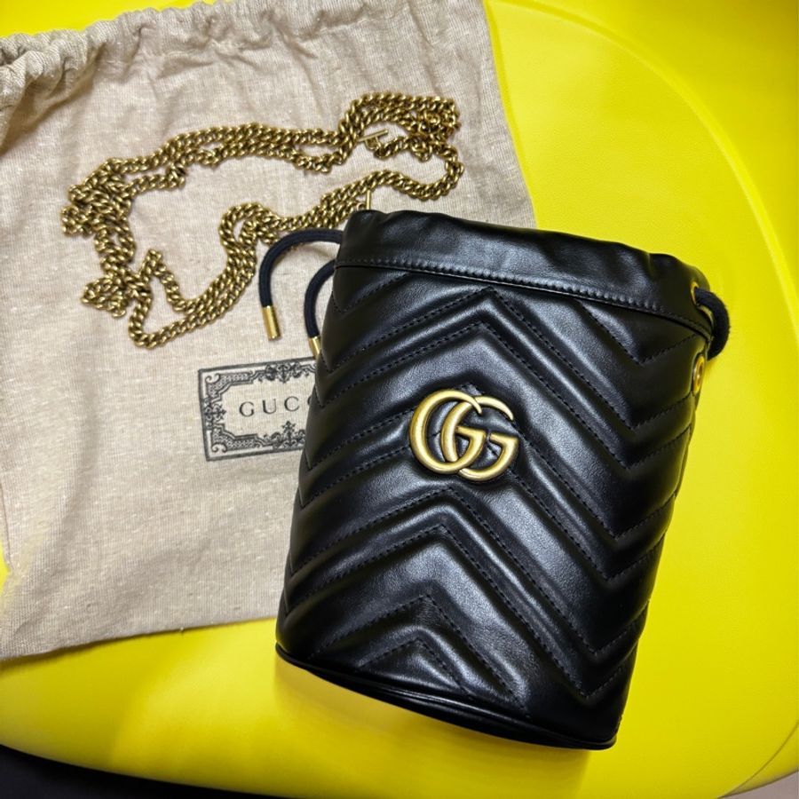 GUCCI GG Marmont金色雙G LOGO山字車紋小牛皮斜背水筒包(迷你-黑)-5