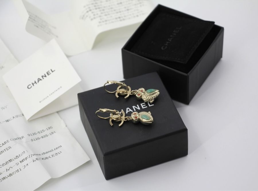 Chanel 18C 金屬貓頭鷹CC Logo吊墜耳環-3