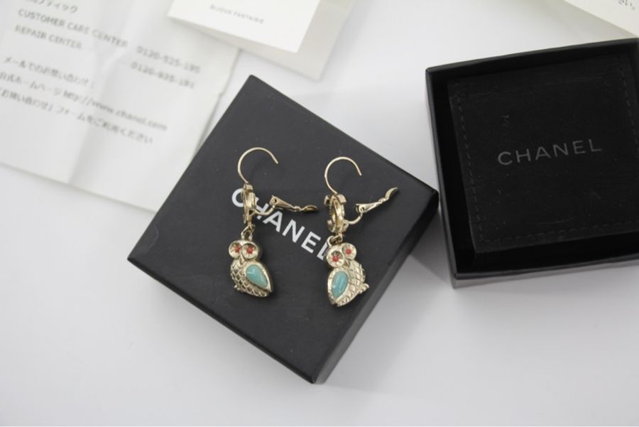 Chanel 18C 金屬貓頭鷹CC Logo吊墜耳環-5
