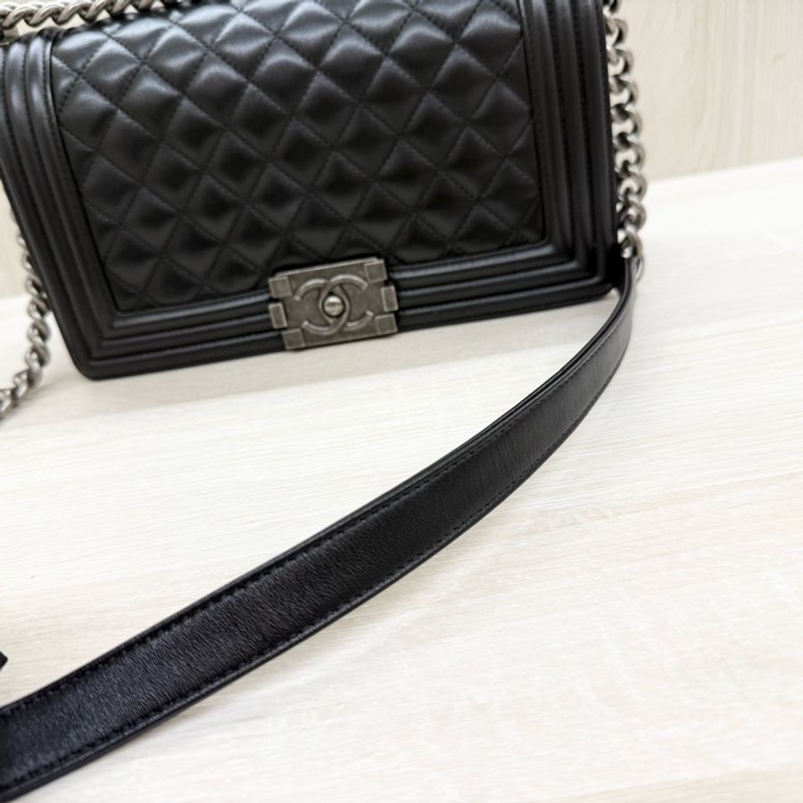 CHANEL黑色羊皮復古銀釦BOY25cm/A67086-17
