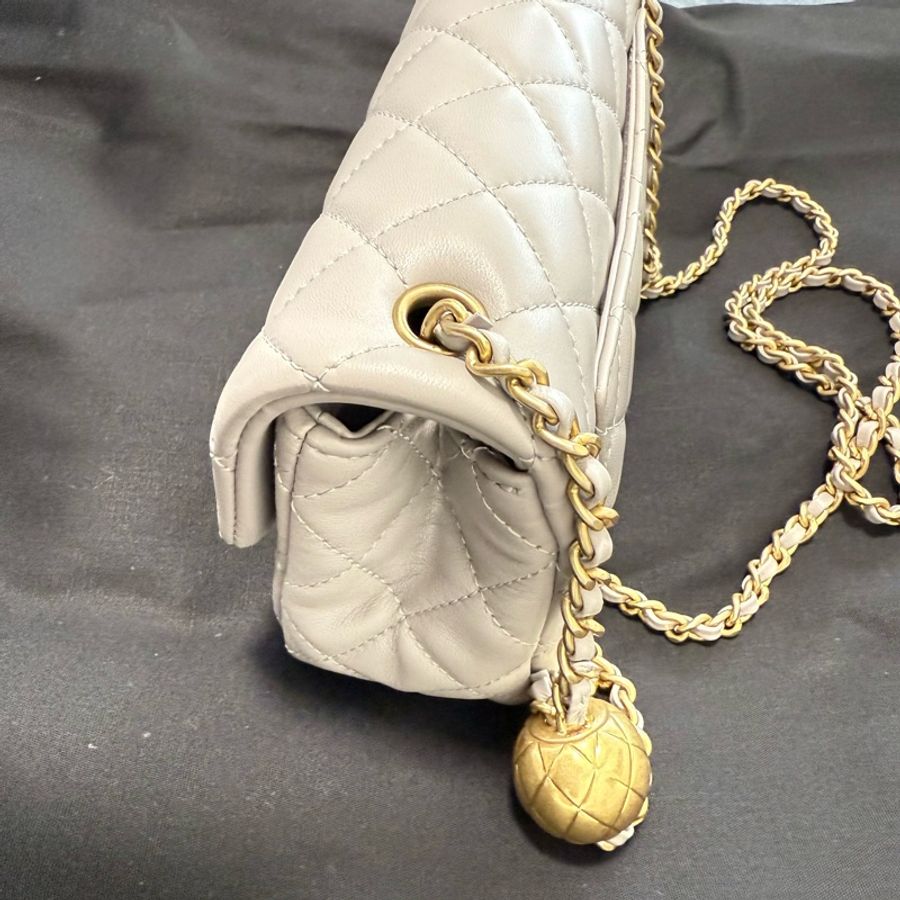 Chanel 🪐金球💫經典調節金球淡灰色19公分仙女包-1
