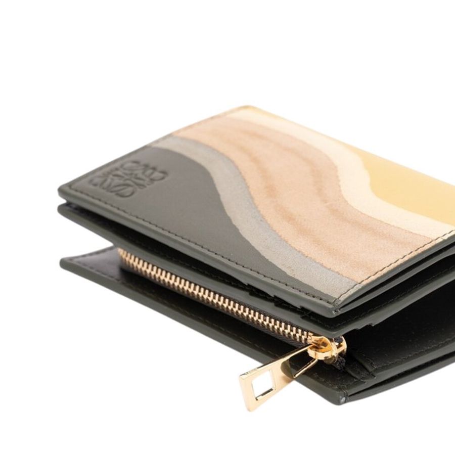 【LOEWE 羅威】Compact Landscape 納帕小牛皮 麂皮 錢包 皮夾 卡夾 短夾 酒瓶綠 赭色-1