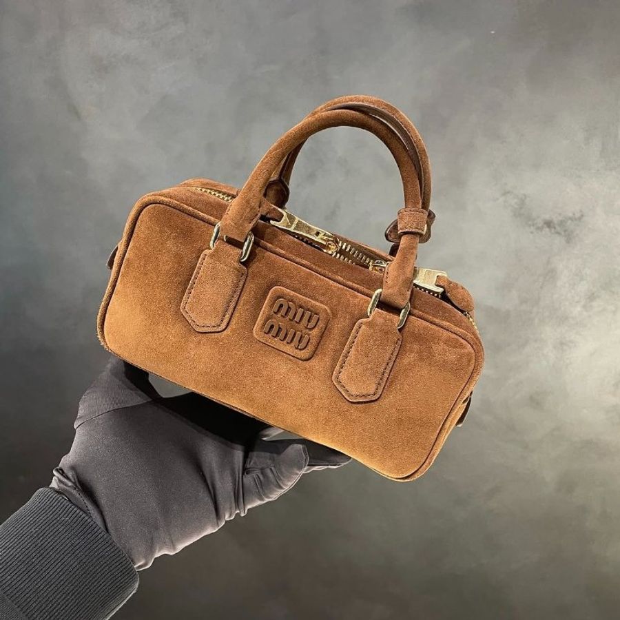 🎉新品好折扣✨Miu Miu 5BB142 Arcadie 小款 軟墊麂皮包   橄欖綠-1