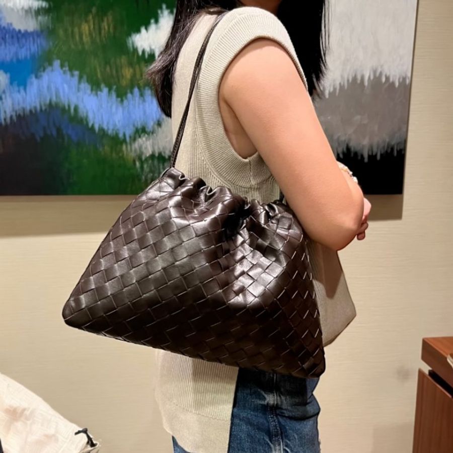 🌺2026春夏新品特價上市🌺Bottega Veneta 796728 編織小牛皮抽繩福袋包 果仁棕色-5