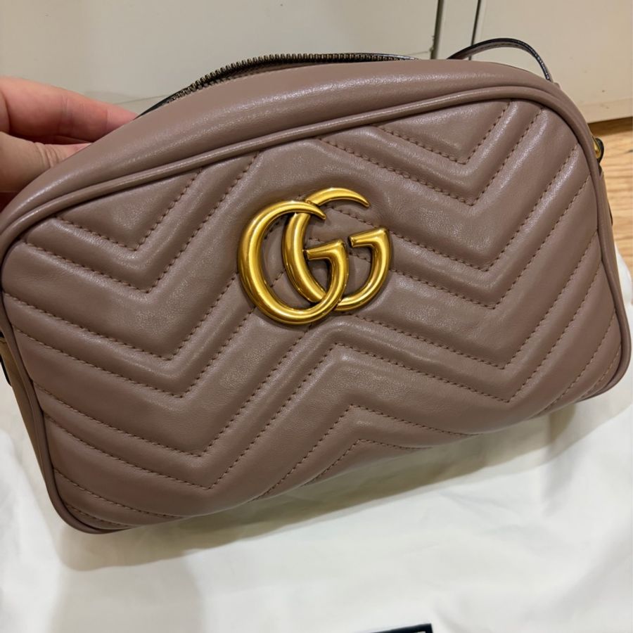 GUCCI GG Marmont皮革山形紋肩背相機包 裸粉色 24公分-2
