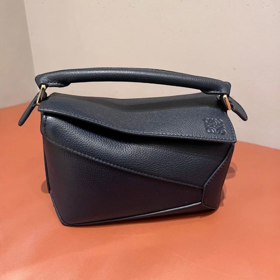 🎉新品好折扣✨Loewe 柔軟粒面小牛皮迷你 Puzzle Edge 包 黑色金釦-5