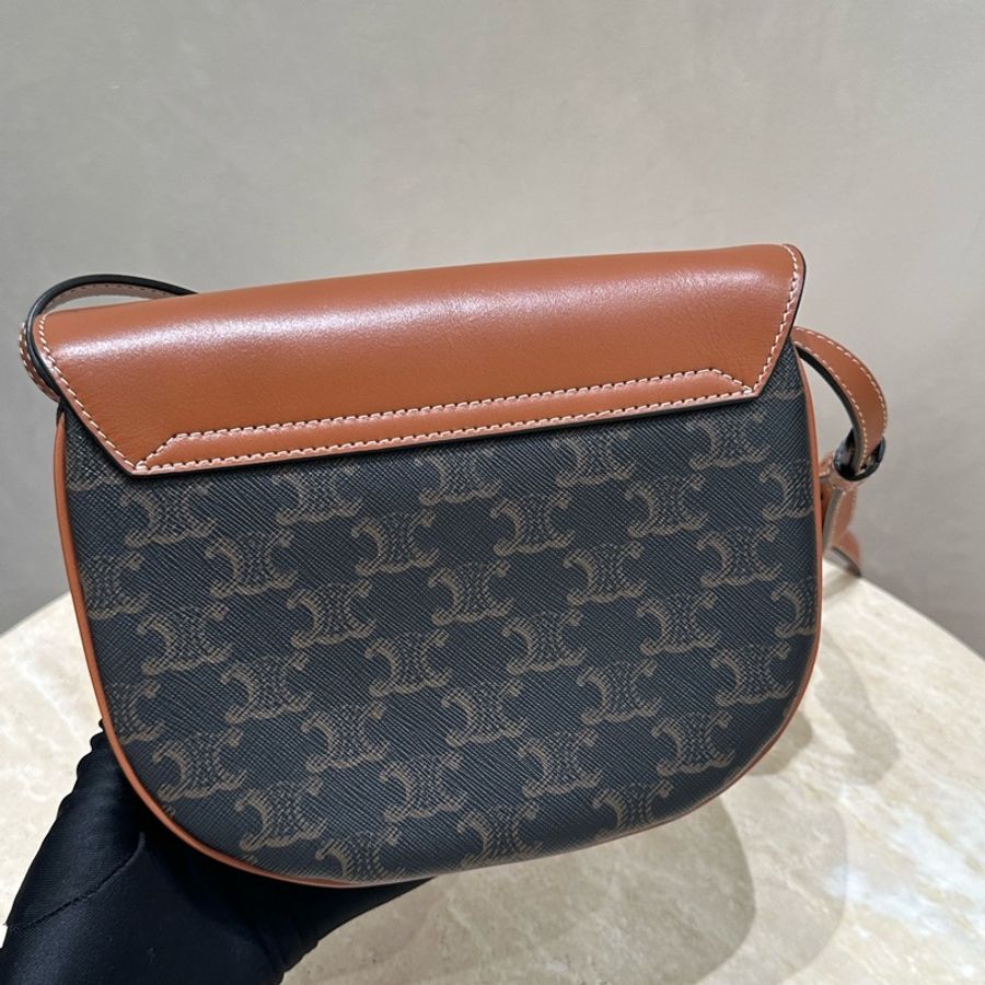 Celine Triomphe 焦糖色 牛皮 金扣單肩斜挎包郵差包馬鞍包-15