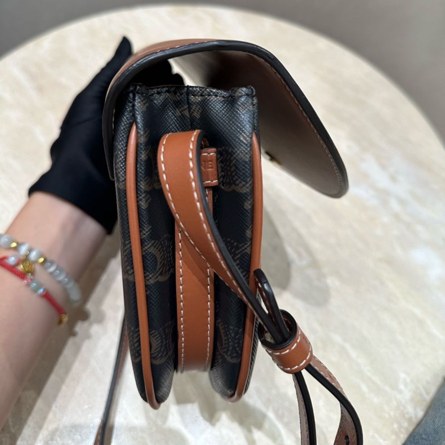 Celine Triomphe 焦糖色 牛皮 金扣單肩斜挎包郵差包馬鞍包-24