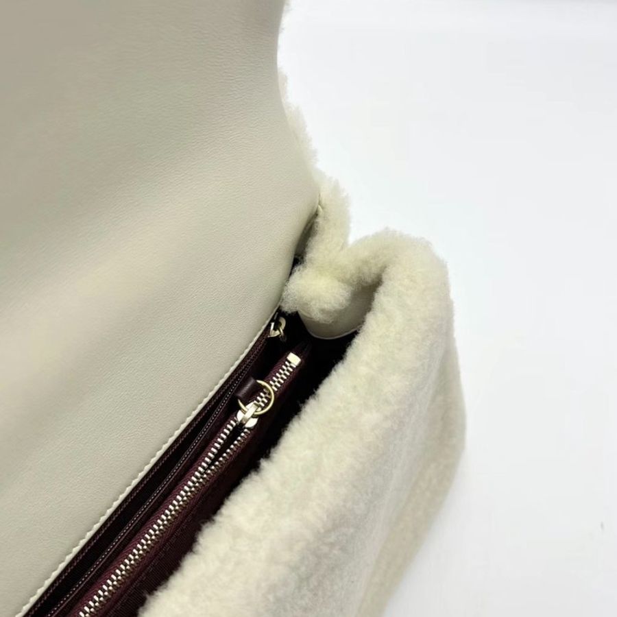 ️CHANEL 白色羊羔毛Coco handle中號 32*18*12 98新配件保卡塵袋-4