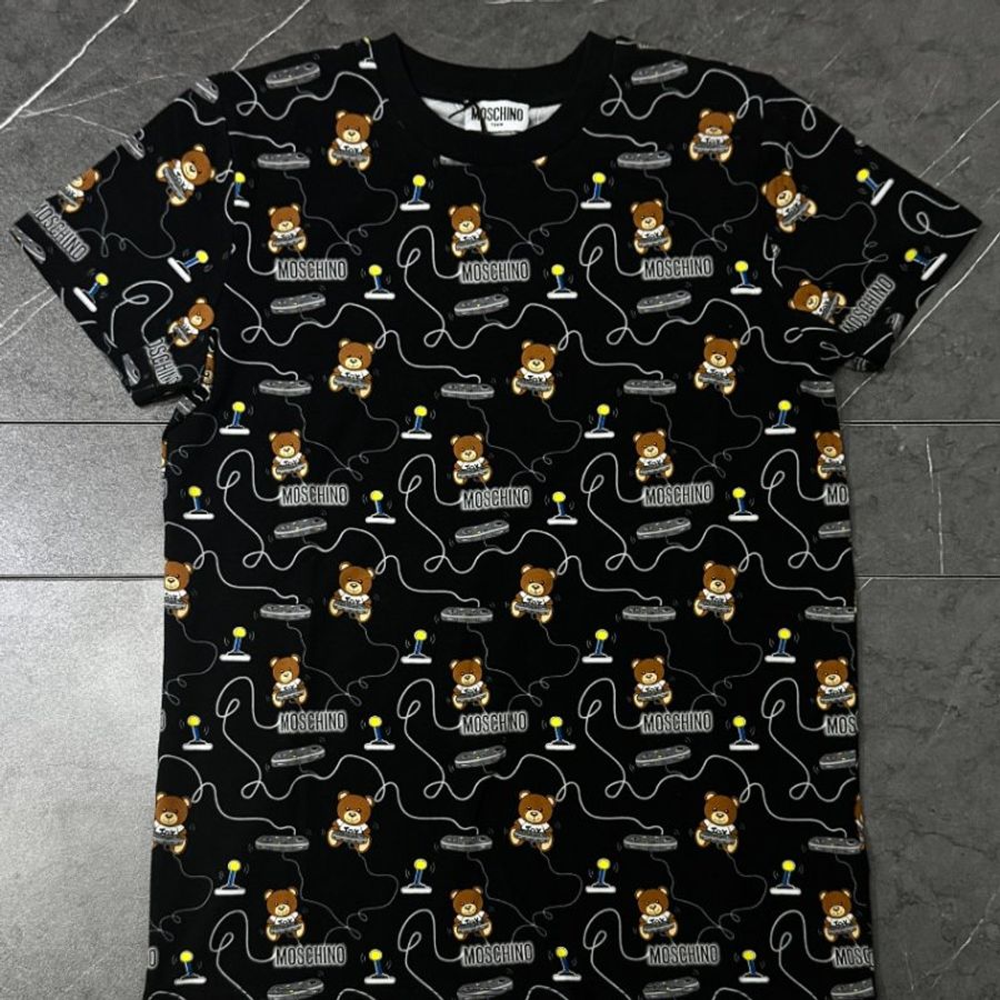 🚨 雙11最後倒數・今晚錯過等明年!【MOSCHINO】滿版印花LOGO 黑色T恤-1