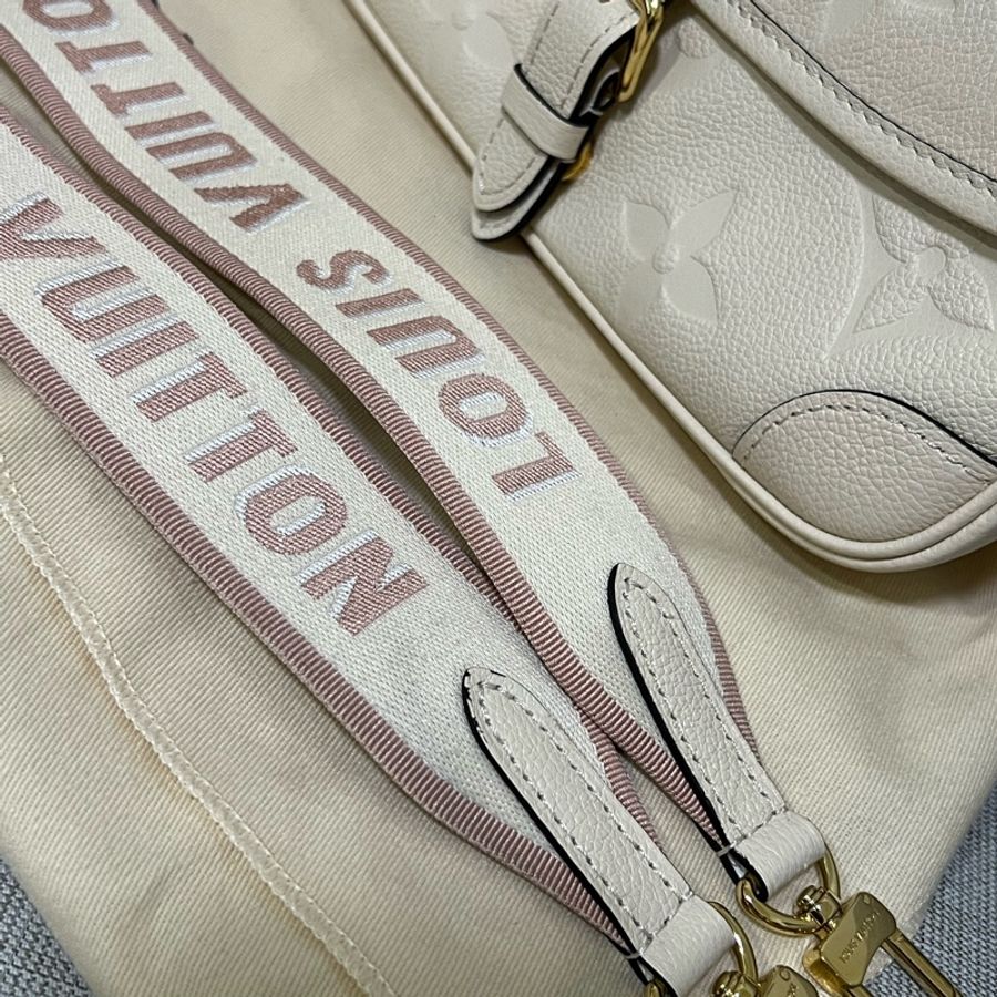 LV Diane 米白雙肩帶法棍包-18