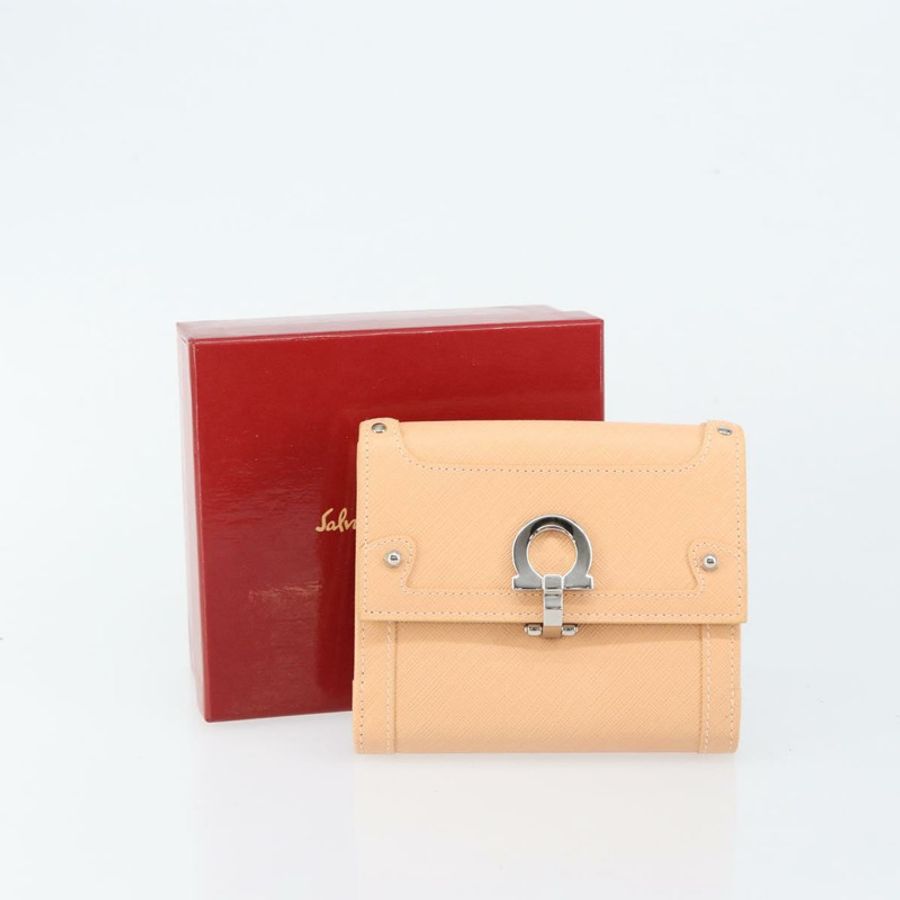 【日本直送】Salvatore Ferragamo Gancini 粉紅真皮雙折錢包,正品編號 145554-11