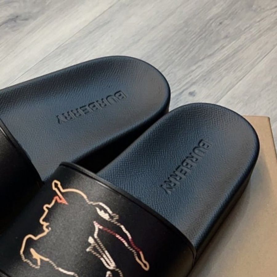 ⏰ 買對時間最省錢!雙11限時價開啟中🛒【BURBERRY 巴寶莉】戰馬印花拖鞋(下單前須先私訊)-1