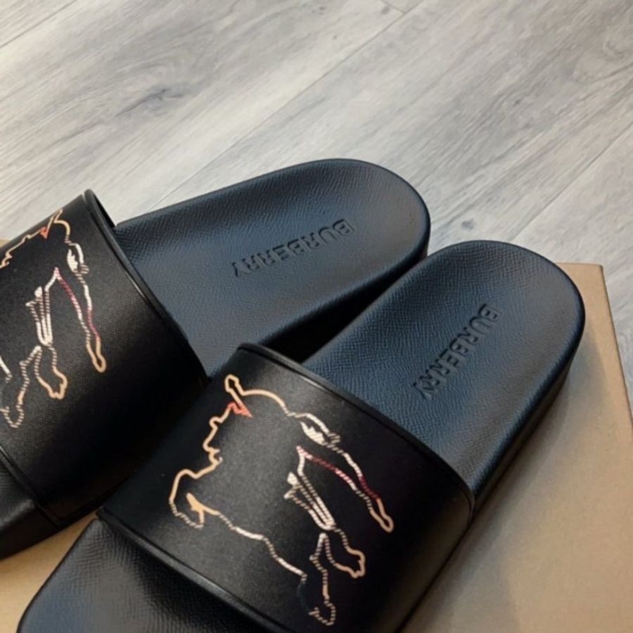 ⏰ 買對時間最省錢!雙11限時價開啟中🛒【BURBERRY 巴寶莉】戰馬印花拖鞋(下單前須先私訊)-4