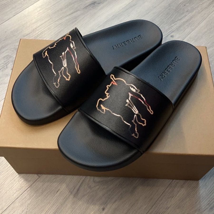 ⏰ 買對時間最省錢!雙11限時價開啟中🛒【BURBERRY 巴寶莉】戰馬印花拖鞋(下單前須先私訊)-0