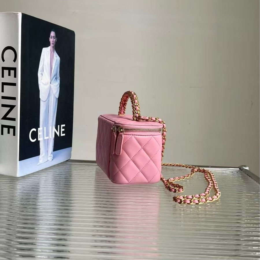 🔥新到： Chanel/香奈兒23A 金屬編織手柄長盒，粉色金扣羊皮底部雙 C Logo 內含鏡子，尺寸：16*8*9-1