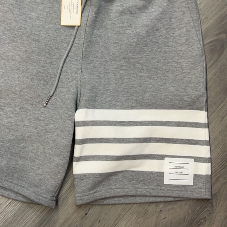 🔥 雙11全面開搶・全館折扣限時開啟!【THOM BROWNE-TB】 經典四條紋短褲 灰(下單前須先私訊)-1