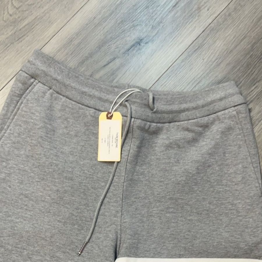 🔥 雙11全面開搶・全館折扣限時開啟!【THOM BROWNE-TB】 經典四條紋短褲 灰(下單前須先私訊)-3