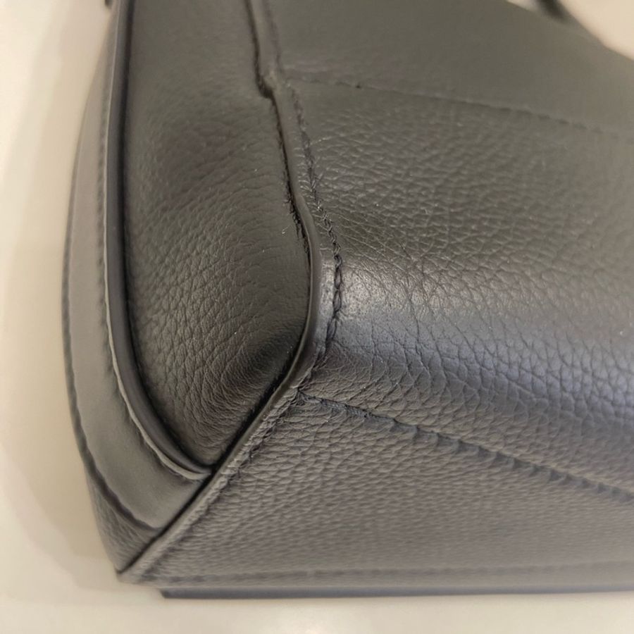 LV TAKEOFF 中號牛皮壓紋郵差包 芯片款 尺寸約長28cm 寬10cm 高24cm-5