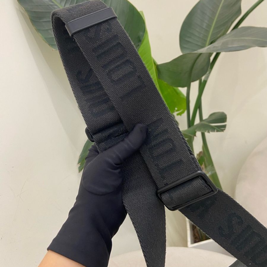 LV TAKEOFF 中號牛皮壓紋郵差包 芯片款 尺寸約長28cm 寬10cm 高24cm-7