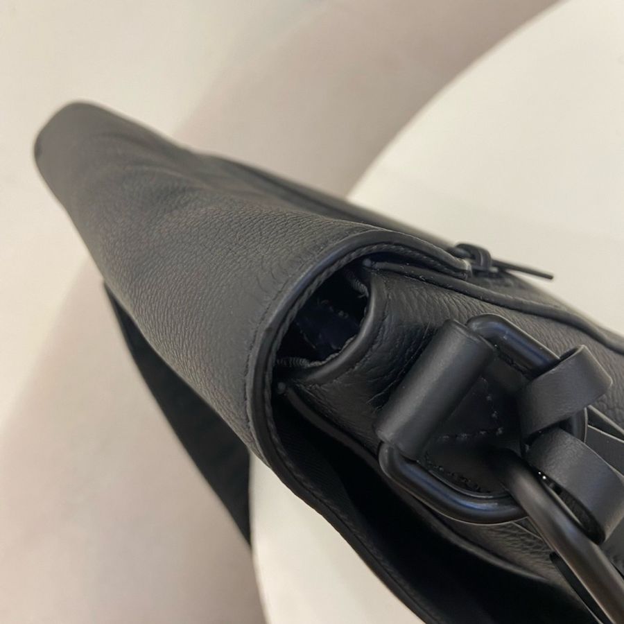 LV TAKEOFF 中號牛皮壓紋郵差包 芯片款 尺寸約長28cm 寬10cm 高24cm-12