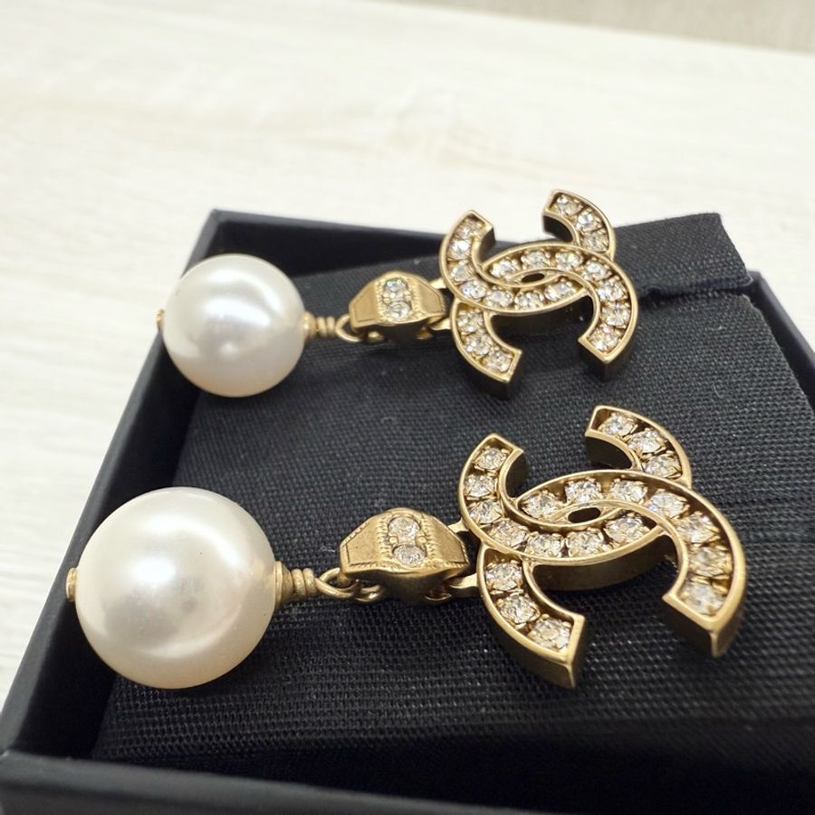 CHANEL金色雙C水鑽珍珠針式耳環-2