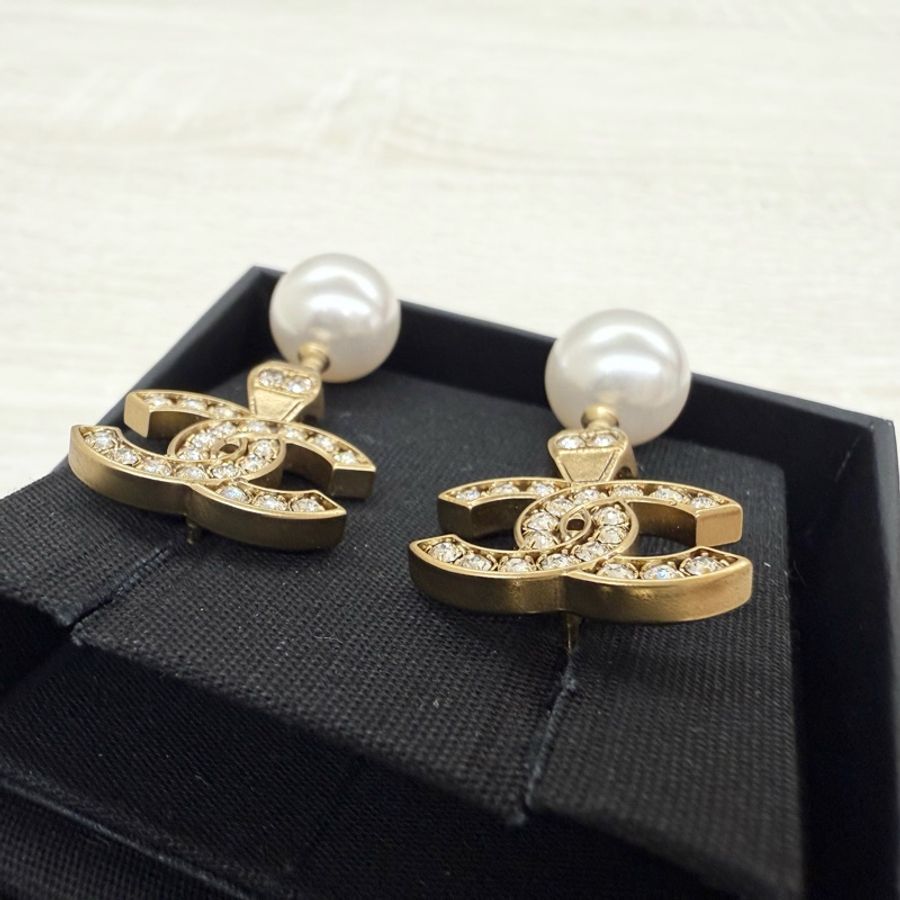 CHANEL金色雙C水鑽珍珠針式耳環-3