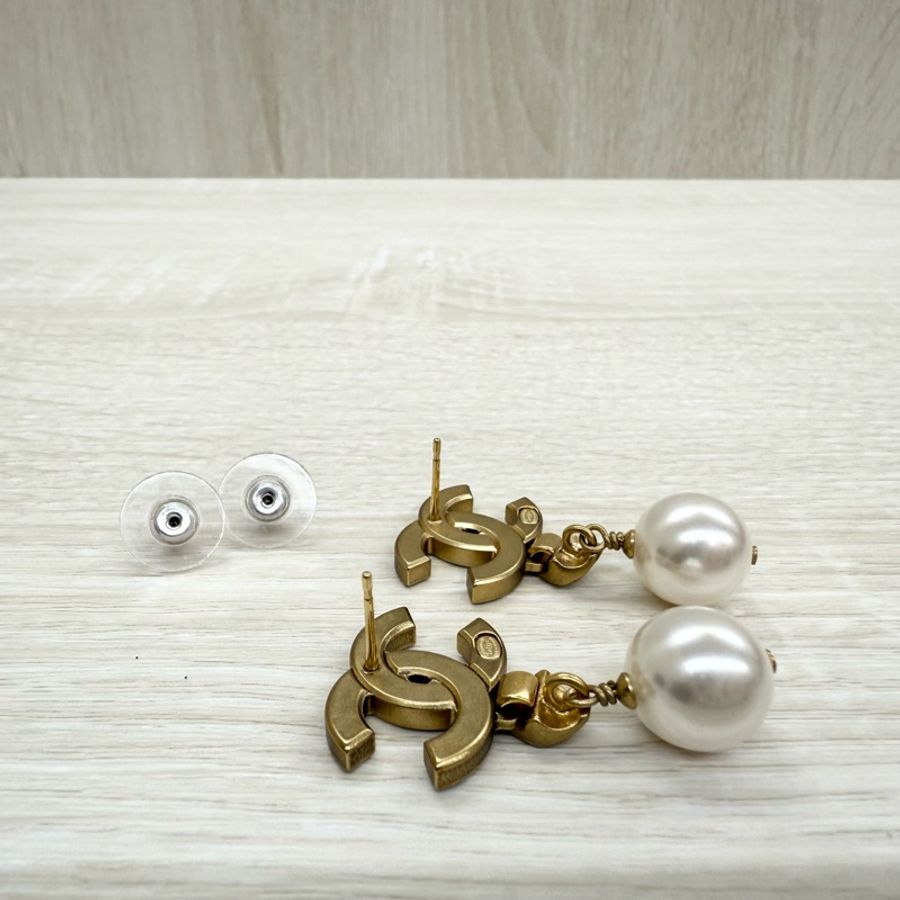 CHANEL金色雙C水鑽珍珠針式耳環-4