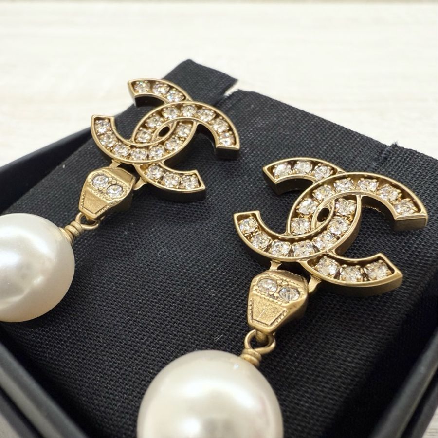 CHANEL金色雙C水鑽珍珠針式耳環-5