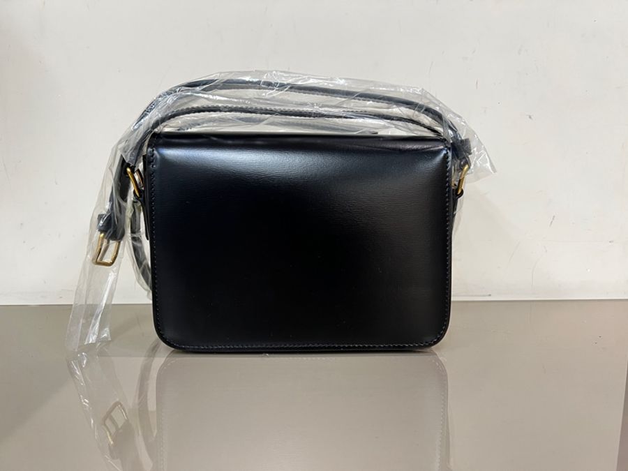 Celine 黑滑面牛皮金釦下蓋Teen Triomphe 肩斜背包-1