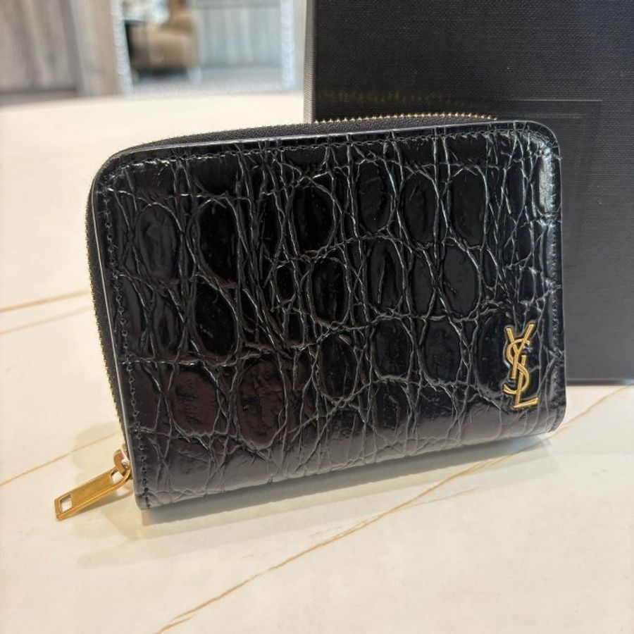 *SHIHNA名牌精品*YSL 金屬LOGO鱷魚壓紋小牛皮釦式零錢短夾黑-0