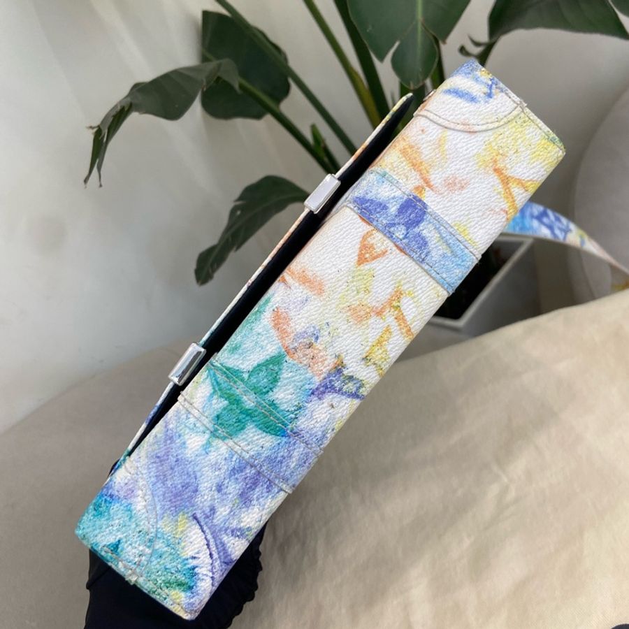 LV 炫彩蠟染郵差包trunk 芯片款 蠟筆彩繪系列 絕版限定 尺寸約24×5.5×18cm。-5