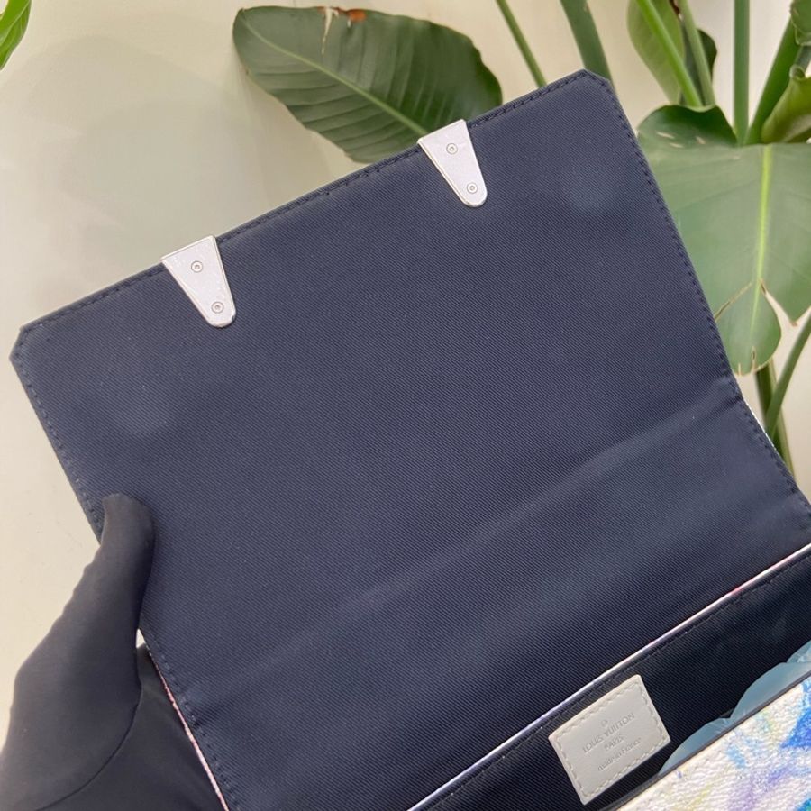 LV 炫彩蠟染郵差包trunk 芯片款 蠟筆彩繪系列 絕版限定 尺寸約24×5.5×18cm。-24