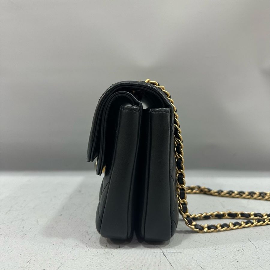 Chanel A57275 黑羊皮黑金釦斜背包 晚宴包-2
