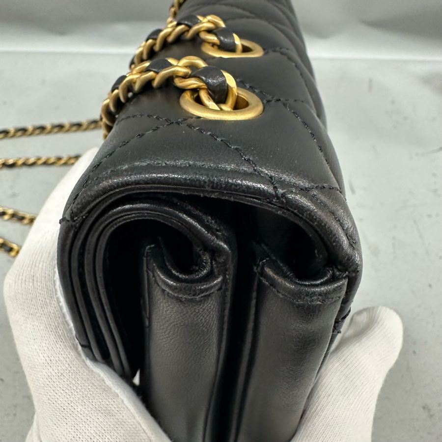Chanel A57275 黑羊皮黑金釦斜背包 晚宴包-11