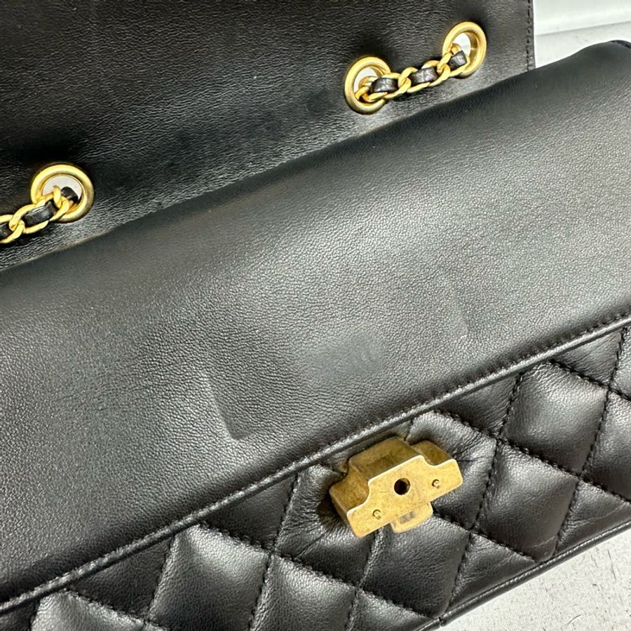 Chanel A57275 黑羊皮黑金釦斜背包 晚宴包-25