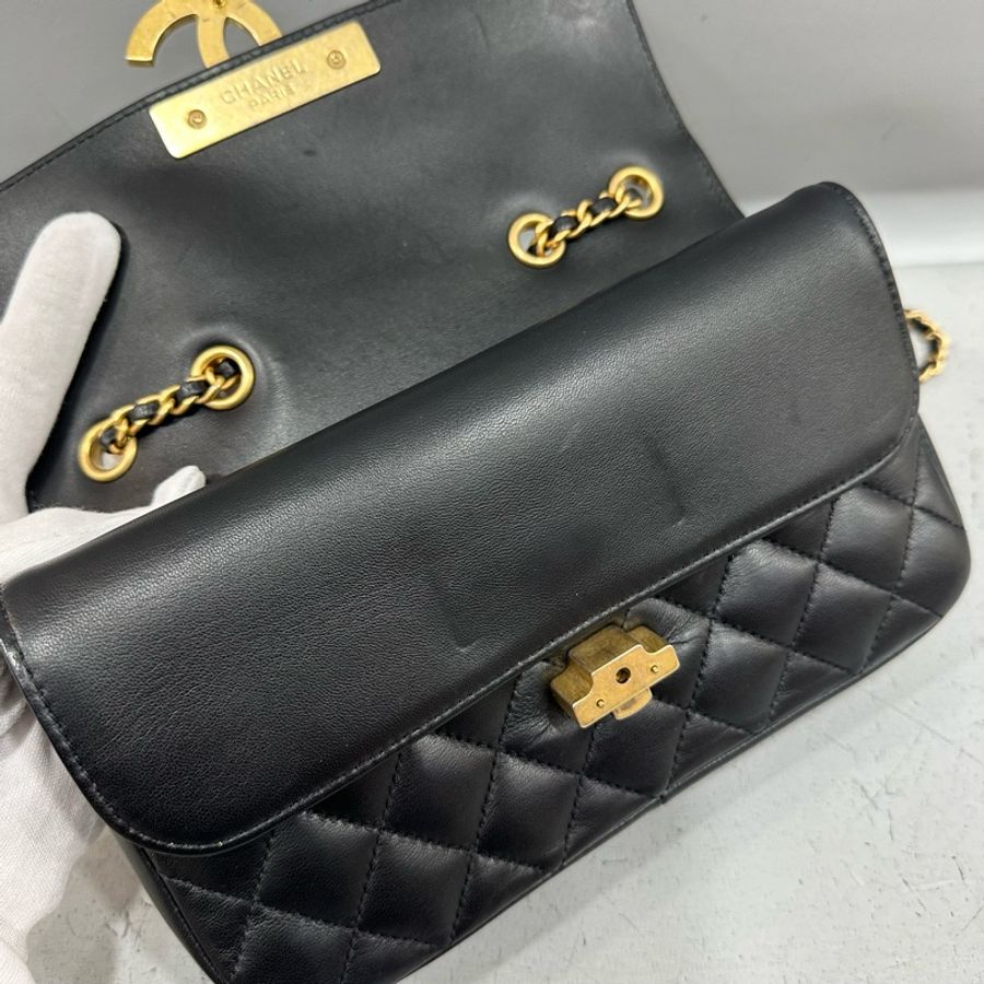 Chanel A57275 黑羊皮黑金釦斜背包 晚宴包-32