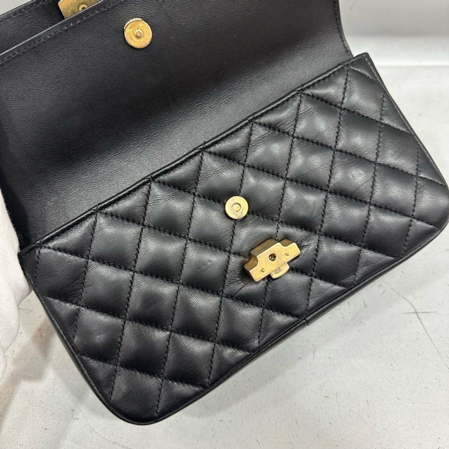 Chanel A57275 黑羊皮黑金釦斜背包 晚宴包-39