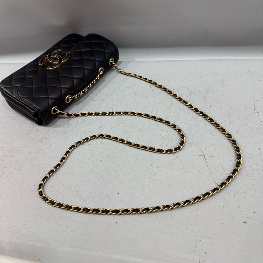 Chanel A57275 黑羊皮黑金釦斜背包 晚宴包-45