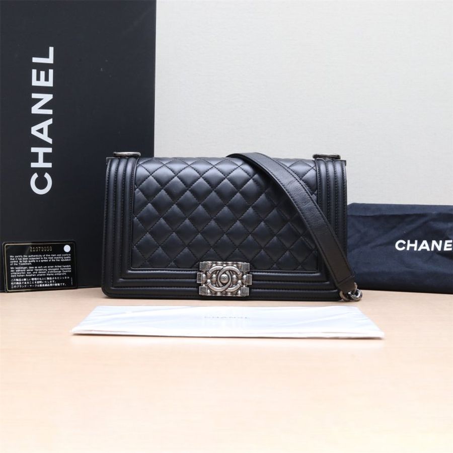 CHANEL Leboy中號25黑色羊皮21開銀扣菱格紋浮雕扣肩背包-0