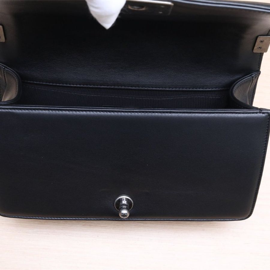 CHANEL Leboy中號25黑色羊皮21開銀扣菱格紋浮雕扣肩背包-2