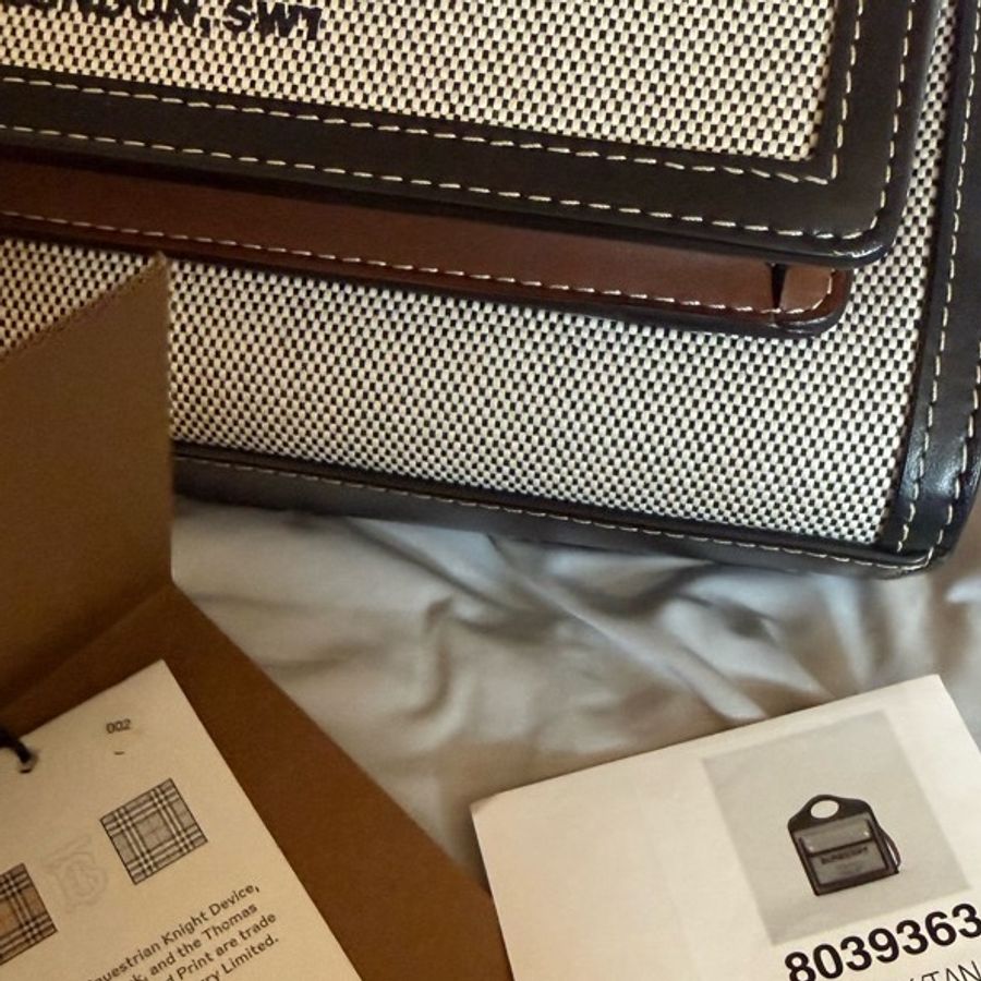 Burberry 8039363 徽標帆布拼皮革迷你Pocket 包-12