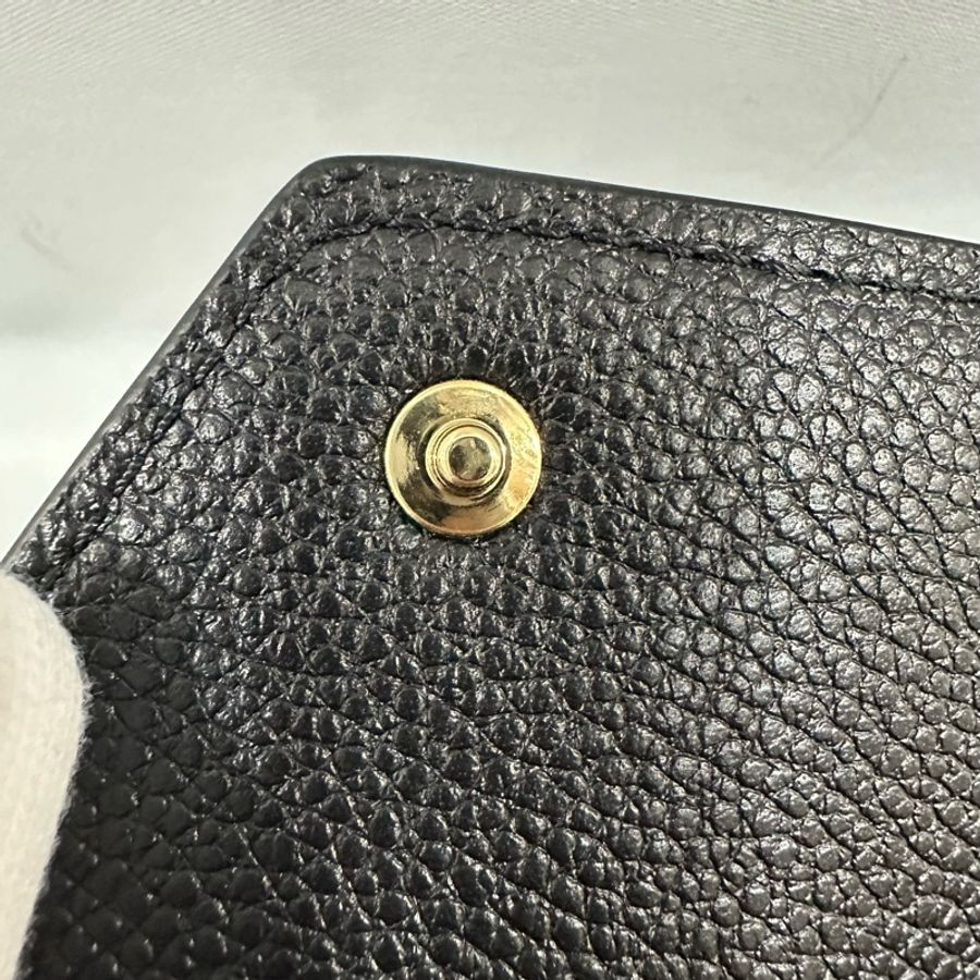 LV m64060 黑牛皮壓紋金釦三折短夾-17