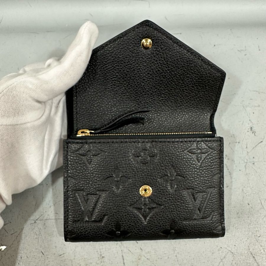 LV m64060 黑牛皮壓紋金釦三折短夾-19