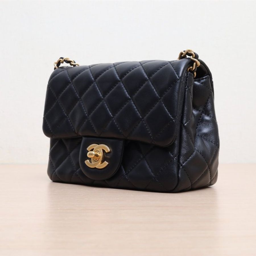 CHANEL 22SCF口蓋包方胖子17黑色核桃金球肩帶羊皮晶片開金扣肩背包-3
