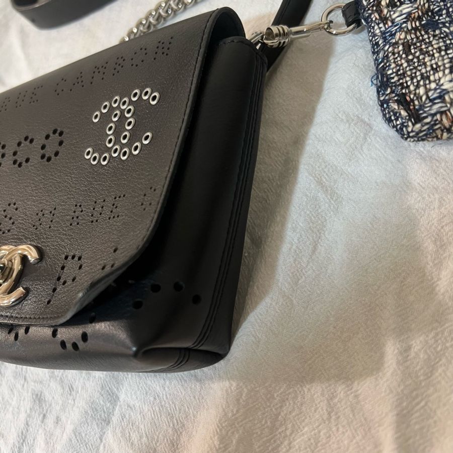 ෆ Chanel牛皮鏤空口蓋包🖤限定款🈶購證-17