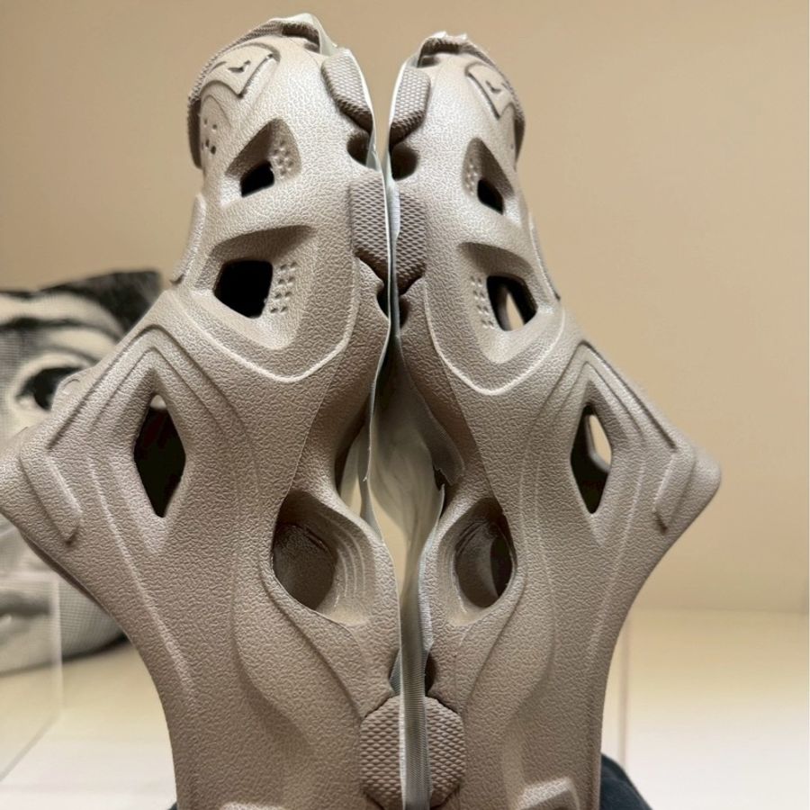 Balenciaga 巴黎世家咖色洞洞鞋 39號-15